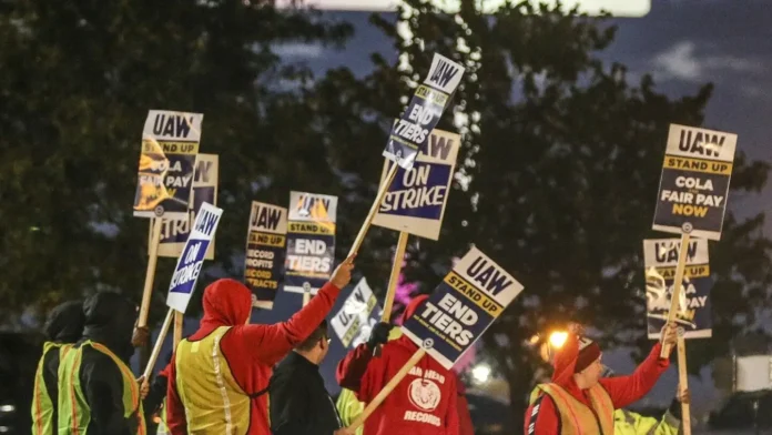 auto-workers-escalate-strike-walking-out-at-fords-largest-v0-0_b-qMFfrP_ZslyJLBcHd7NVhL92YRmMdnmlLOsIUdA theinvestment.socialwits.in