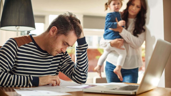 dad-looking-sad-with-family-iStock-495373616 theinvestment.socialwits.in