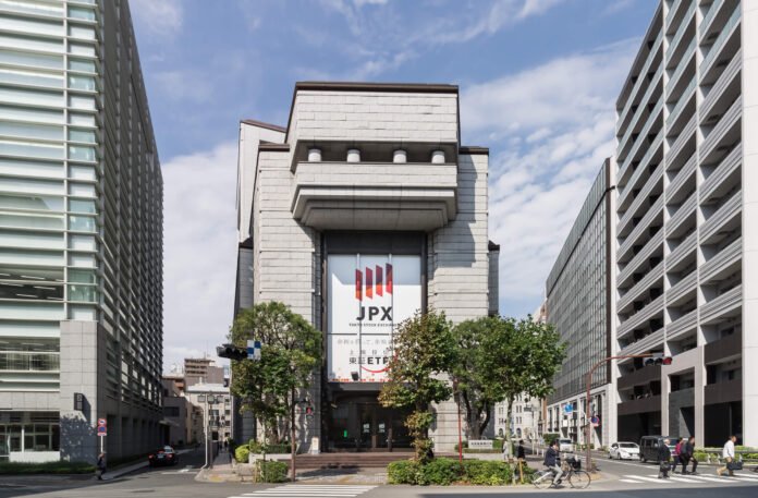 Tokyo_Stock_Exchange_Main_Building(1) theinvestment.socialwits.in